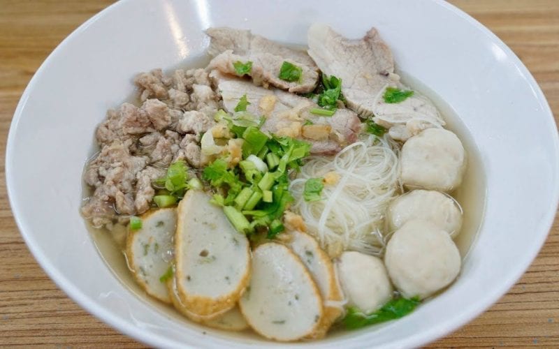 ก๋วยเตี๋ยวลูกชิ้นน้ำใส
