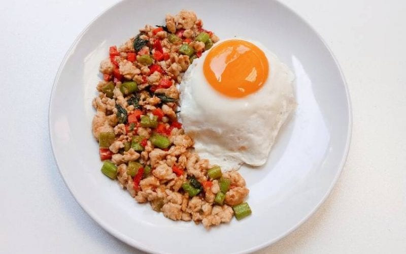 ผัดกะเพราไก่ไข่ดาว
